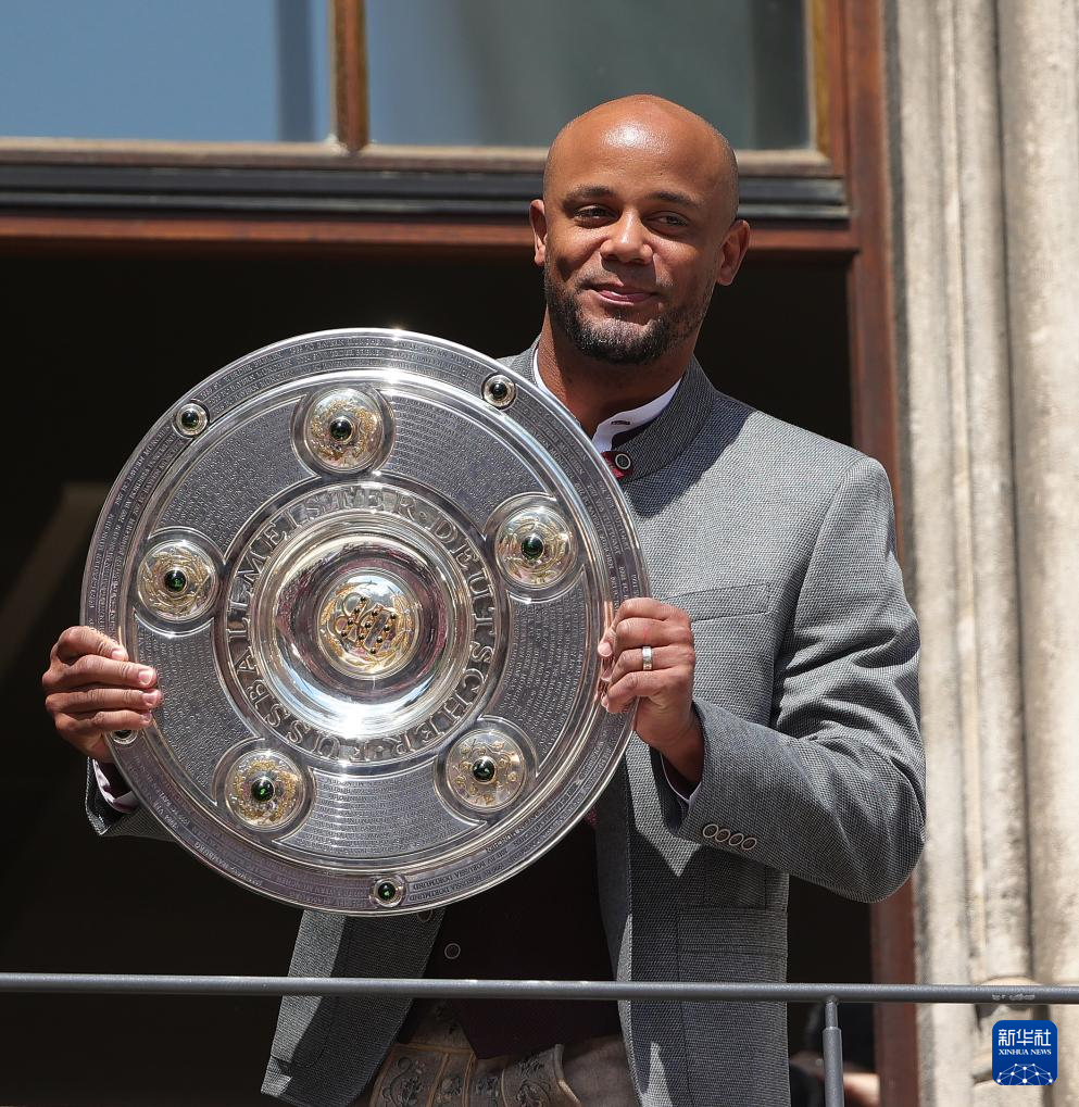 拜仁慕尼黑球员庆祝得分，帮助球队获胜