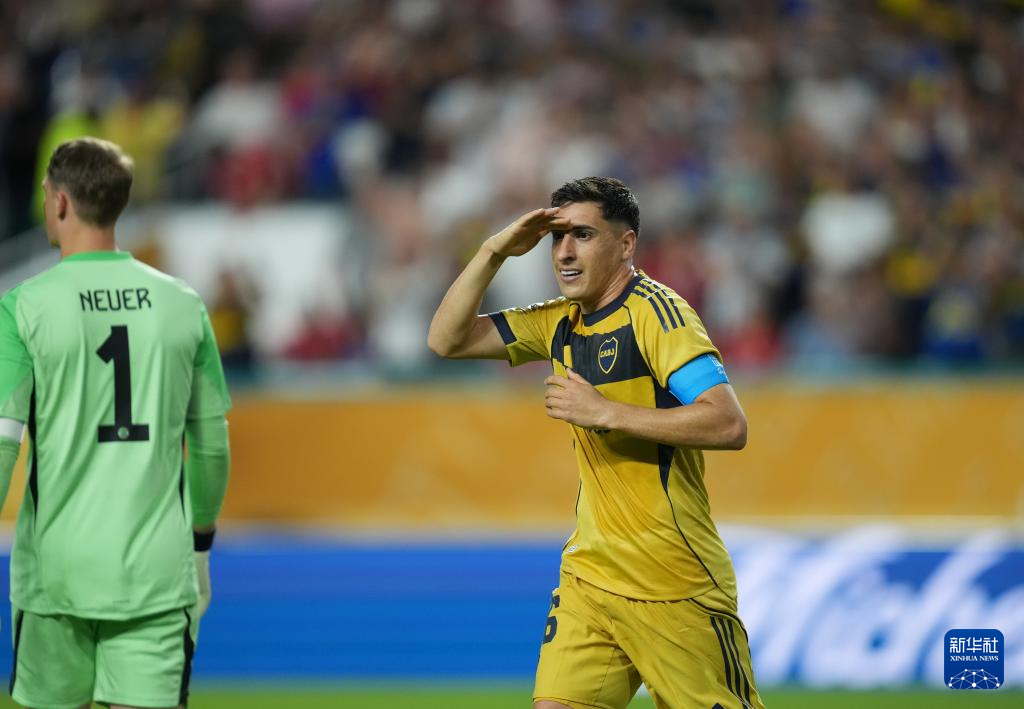 拜仁慕尼黑球员庆祝得分，帮助球队获胜