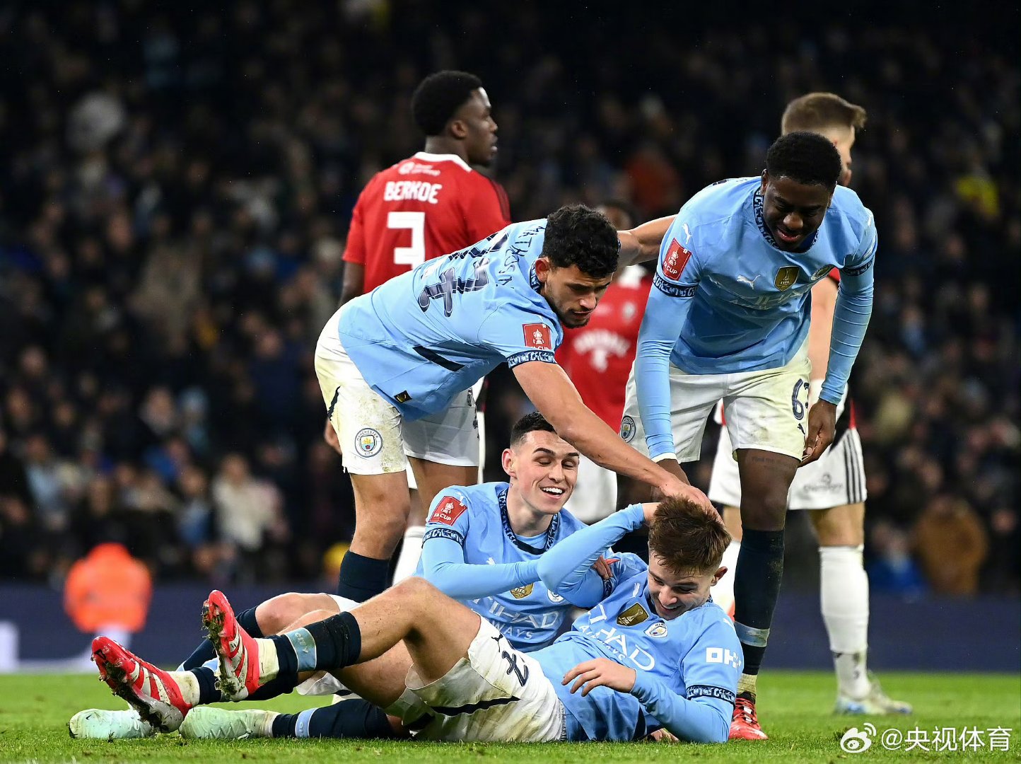 曼城大胜诺里奇，取得关键胜利