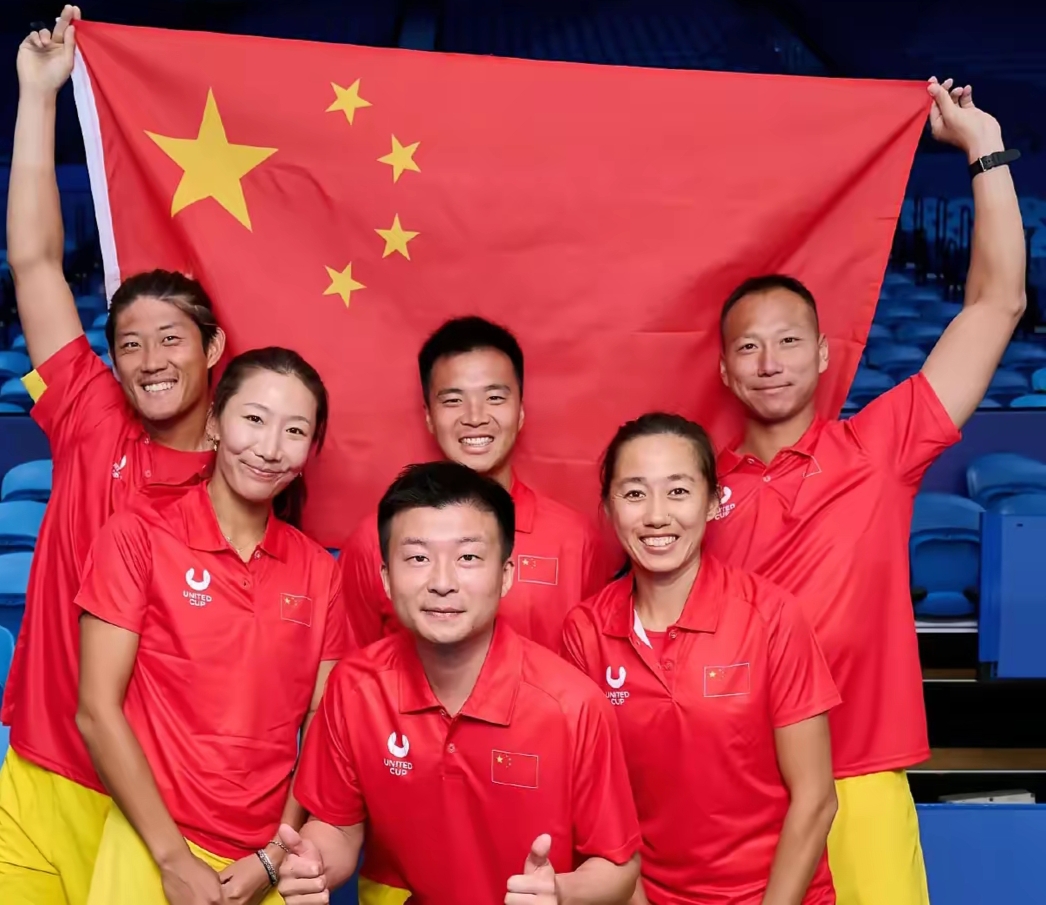 队员们在比赛中展现出色表现,获得冠军奖杯 队员们在比赛中展现出色表现,获得冠军奖杯