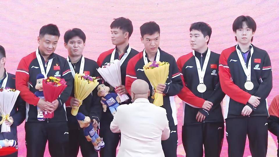 队员们在比赛中展现出色表现,获得冠军奖杯 队员们在比赛中展现出色表现,获得冠军奖杯