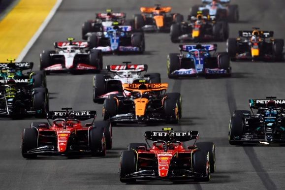 红牛车队鏖战梅赛德斯，汉密尔顿惊艳四座的简单介绍