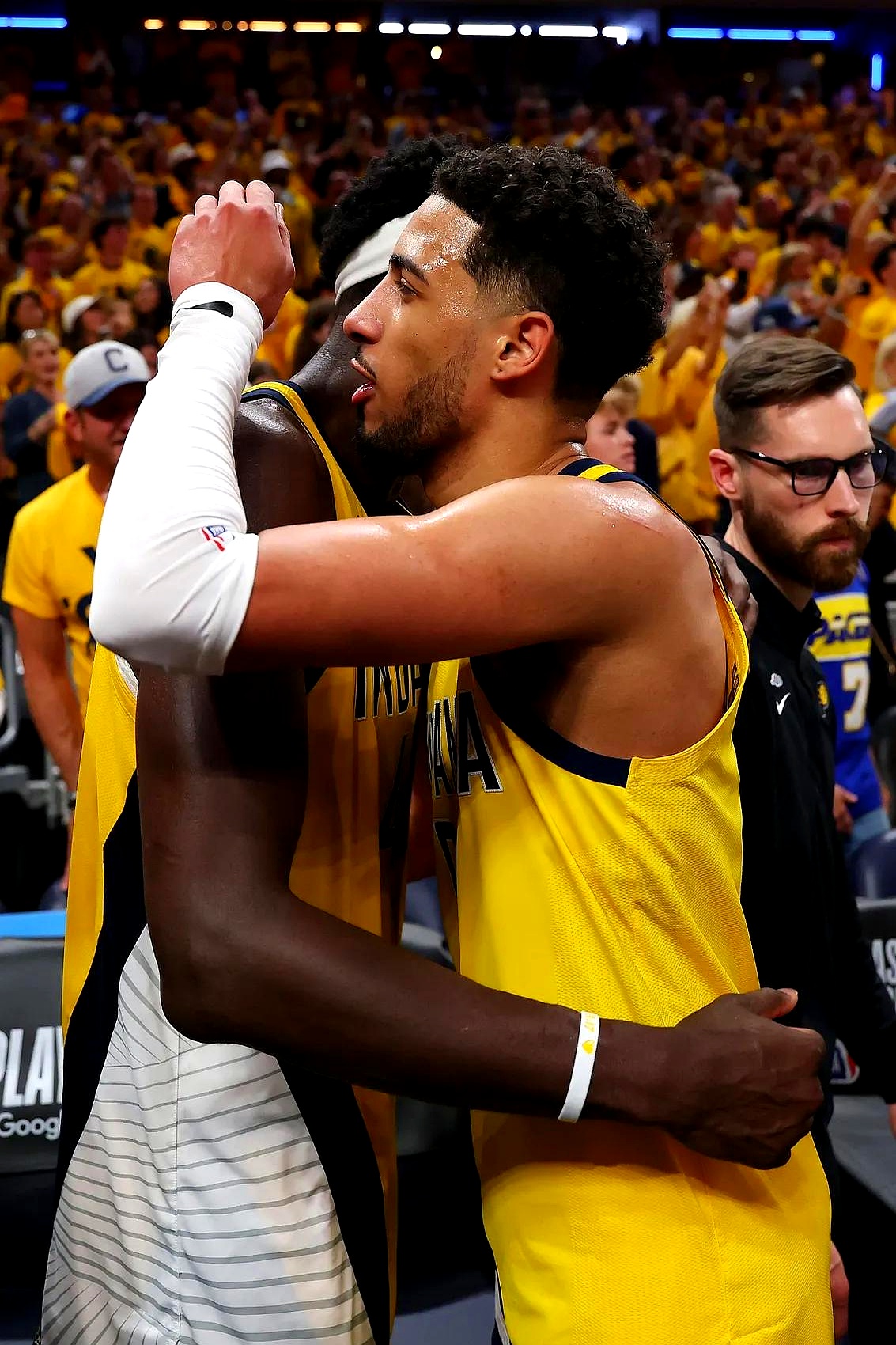 山东队完胜篮网，西亚卡姆高光表现的简单介绍